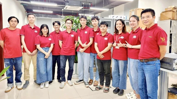 Phó Giáo sư, Tiến sĩ Lê Minh Thùy (đứng thứ ba từ trái sang) cùng sinh viên và học viên cao học Lab cảm biến.