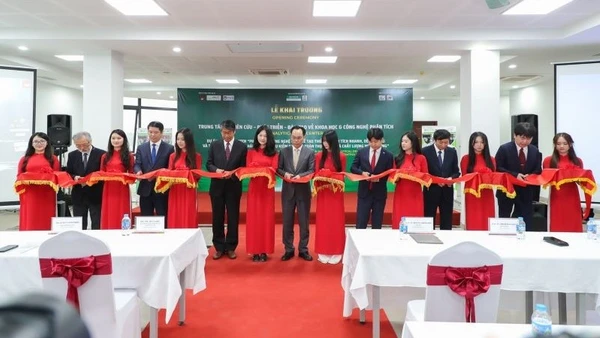 Đại sứ đặc mệnh toàn quyền Nhật Bản tại Việt Nam Ito Naoki, Giám đốc Đại học Quốc gia Hà Nội Hoàng Minh Sơn cùng các đại biểu phía Nhật Bản và Việt Nam cắt băng khai trương Trung tâm Nghiên cứu-Phát triển-Đào tạo về Khoa học và Công nghệ Phân tích tại Hòa Lạc.