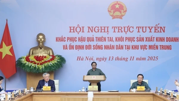 Thủ tướng Chính phủ Phạm Minh Chính chủ trì Hội nghị trực tuyến khắc phục hậu quả thiên tai, khôi phục sản xuất, kinh doanh và ổn định đời sống nhân dân tại khu vực miền trung. (Ảnh: VGP/Nhật Bắc)