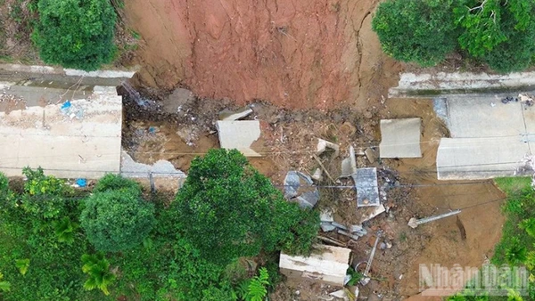 Do bị sạt lở nghiêm trọng tại Km 8+200 nên đến chiều 14/11, tuyến ĐH83 vẫn chưa khắc phục xong, gây chia cắt giao thông vào xã Sơn Tây Hạ. 