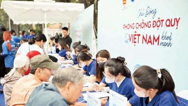 Các y, bác sĩ trẻ tình nguyện khám sàng lọc miễn phí cho người dân về huyết áp, đường huyết...