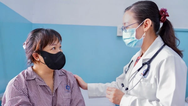 Bác sĩ Bệnh viện Nhân Dân Gia Định thăm khám cho chị H. (Ảnh: Bệnh viện cung cấp).