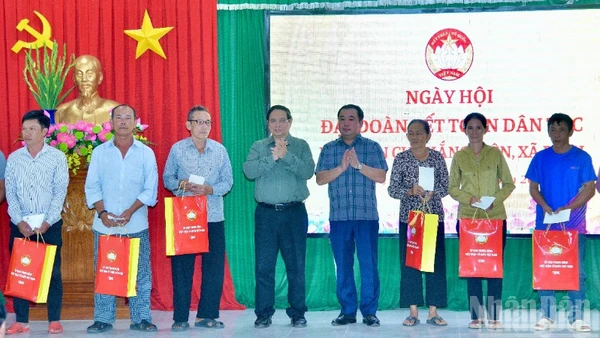 Thủ tướng Phạm Minh Chính tặng quà các hộ dân ở khu dân cư Thắng Kiên, xã Đề Gi, nhân Ngày hội Đại đoàn kết toàn dân tộc. (Ảnh: THANH GIANG)