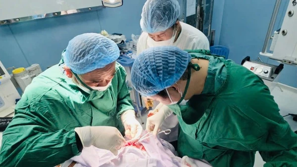 Ê-kíp bác sĩ thực hiện ca phẫu thuật. (Ảnh: Sở Y tế)