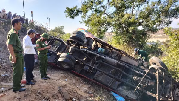 Bí thư xã Hòa Thắng Nguyễn Đức Hải Tùng có mặt tại hiện trường.
