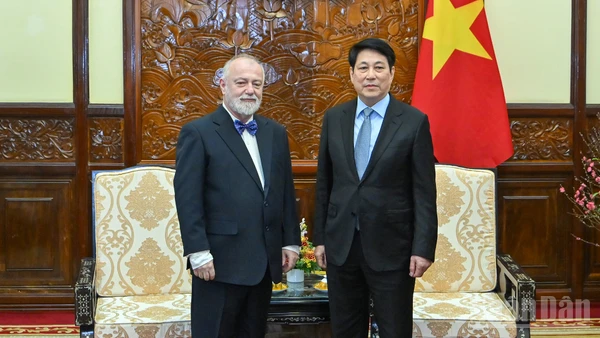 Chủ tịch nước Lương Cường và Đại sứ Cộng hòa Séc tại Việt Nam Hynek Kmonicek.