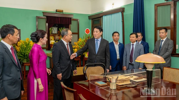 Chủ tịch nước Lương Cường với cán bộ Khu di tích Chủ tịch Hồ Chí Minh tại Phủ Chủ tịch và đại biểu tại Nhà 67.