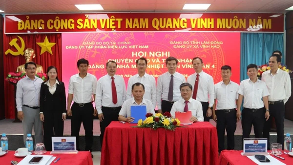 Đại diện Ban Tổ chức, Đảng ủy EVN và Ban Xây dựng Đảng, Đảng ủy xã Vĩnh Hảo ký biên bản bàn giao, tiếp nhận Đảng bộ Nhà máy Nhiệt điện Vĩnh Tân 4.