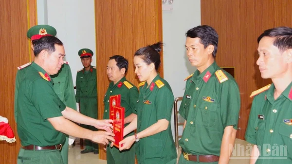 Trao quyết định cho sĩ quan về địa phương.