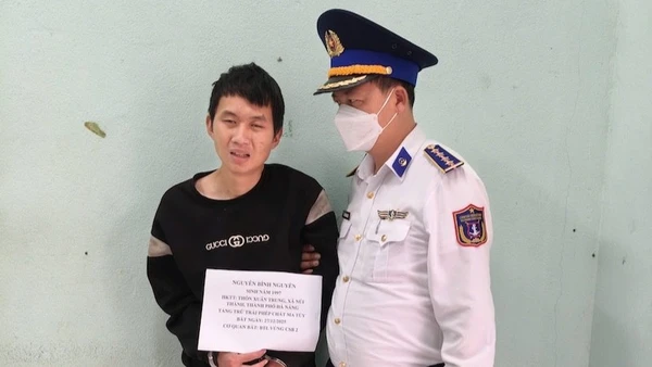 Đối tượng Nguyễn Bình Nguyên bị bắt vì hành vi tàng trữ trái phép chất ma túy. (Ảnh: Cảnh sát biển 2 cung cấp)