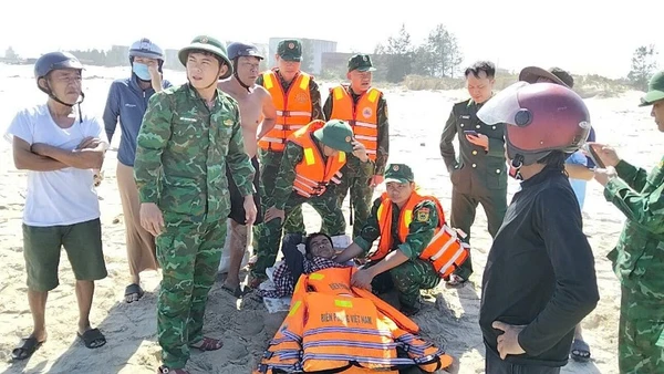 Lực lượng Biên phòng kịp thời sơ cứu và đưa ngư dân bị nạn đến cơ sở y tế.