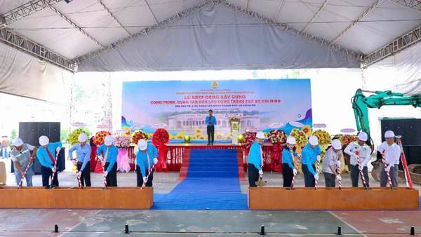 Đại biểu thực hiện nghi thức khởi công xây dựng công trình.