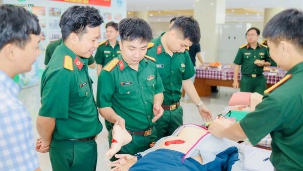 Mô phỏng các tình huống cấp cứu và tổ chức diễn tập xử trí trong điều kiện sát với thực tế cho học viên tại chương trình tập huấn.