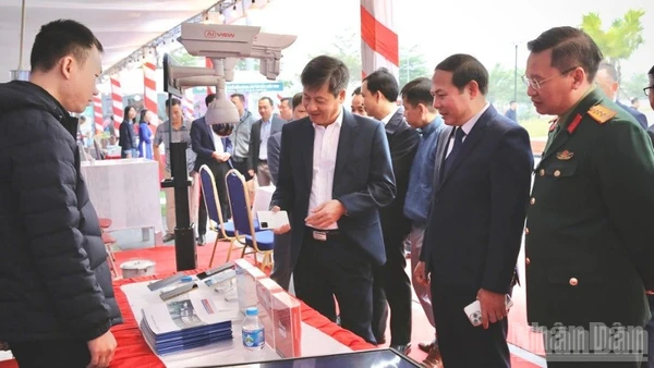 Các đại biểu tham quan mô hình chuyển đổi số. (Ảnh: THANH SƠN)