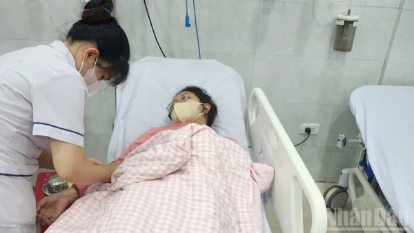 Đội ngũ y, bác sĩ tích cực điều trị cho bệnh nhân bị ngộ độc thực phẩm sau khi ăn bánh mì tại Quảng Ngãi. (Ảnh: HIỂN CỪ)