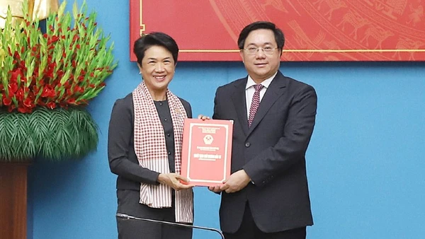 Chủ tịch Ủy ban nhân dân tỉnh Phú Thọ Trần Duy Đông trao quyết định chủ trương đầu tư cho Tập đoàn Amata.