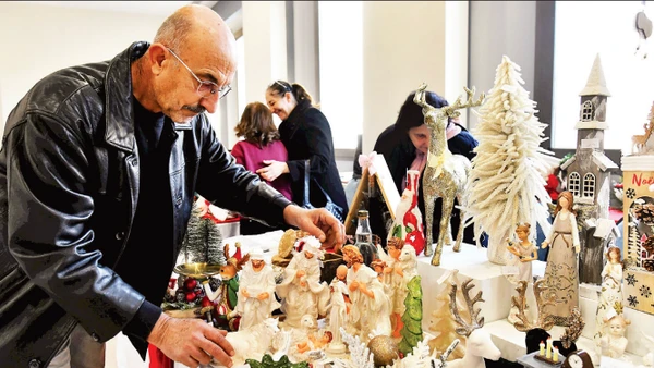 Người dân mua sắm tại một khu chợ Giáng sinh ở Damascus, Syria. (Ảnh: TÂN HOA XÃ)