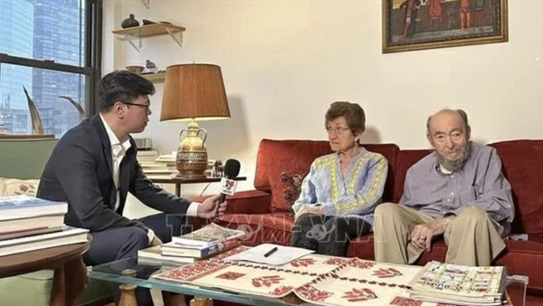 Bà Cora và ông Peter Weiss trả lời phỏng vấn báo chí Việt Nam, tháng 1/2023. (Ảnh: TTXVN)