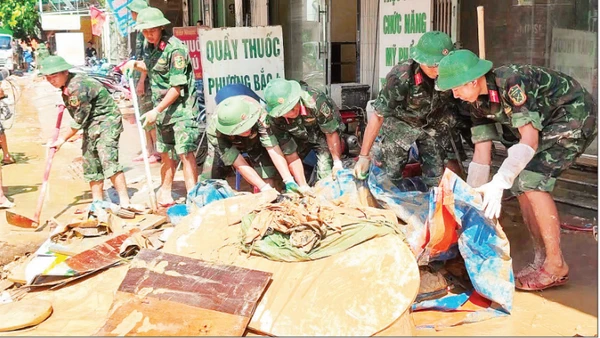 Lực lượng quân sự tỉnh Lạng Sơn tham gia khắc phục hậu quả thiên tai cho người dân. (Ảnh: NGUYÊN THU)