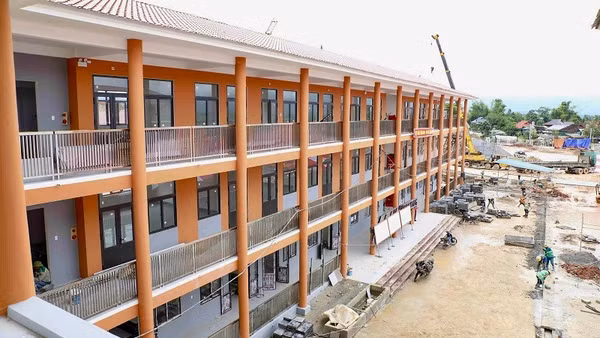 Sau hơn 8 tháng thi công, tới nay công trình Trường nội trú liên cấp Thanh Nưa đã hoàn thành các hạng mục chính, bảo đảm sẵn sàng đưa vào hoạt động phục vụ việc học tập của hơn 1.000 học sinh nơi biên giới. 