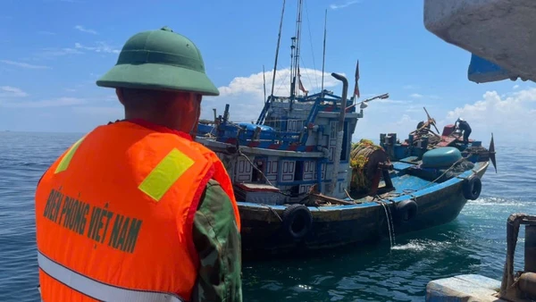 Tổ tuần tra Đồn Biên phòng Thanh Hải phối hợp Hải đội 2 bắt tàu cá vi phạm.