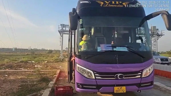 Xe khách vi phạm chở quá 3 người so với quy định.