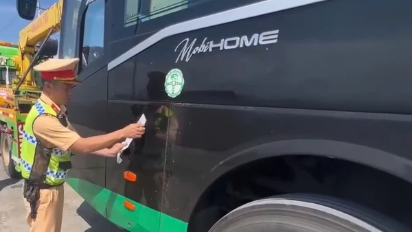Xe khách vi phạm bị tạm giữ 7 ngày.