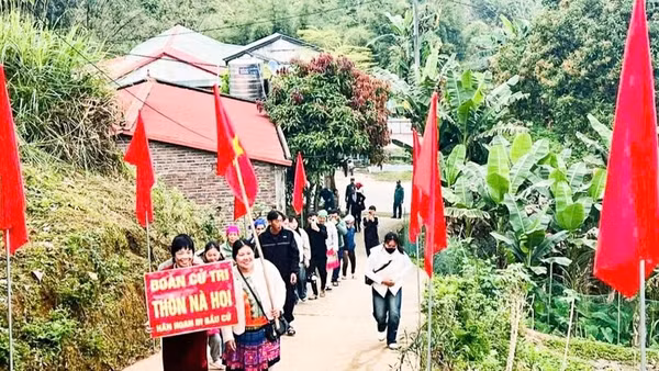 Cử tri thôn Nà Hoi, xã Phủ Thông, tỉnh Thái Nguyên, nô nức đi bầu cử