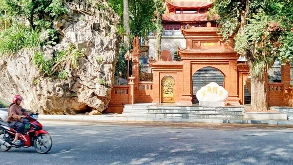 Cổng tam quan quần thể Đền Đuổm được trùng tu, tôn tạo bằng đá ong bền vững lâu dài.