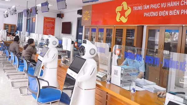Chủ động đưa rô-bốt AI lễ tân vào phục vụ người dân, doanh nghiệp tại Trung tâm Dịch vụ hành chính công, phường Điện Biên Phủ (tỉnh Điện Biên) tin tưởng sẽ thực hiện tốt việc thí điểm giải quyết thủ tục hành chính theo cơ chế "luồng xanh". 