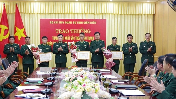 Đại tá Nguyễn Trung Đắc, Chính ủy Bộ Chỉ huy Quân sự tỉnh trao giấy khen tặng 3 tập thể có thành tích đấu tranh thành công 2 chuyên án lớn về ma túy. (Ảnh: DŨNG HẠNH)