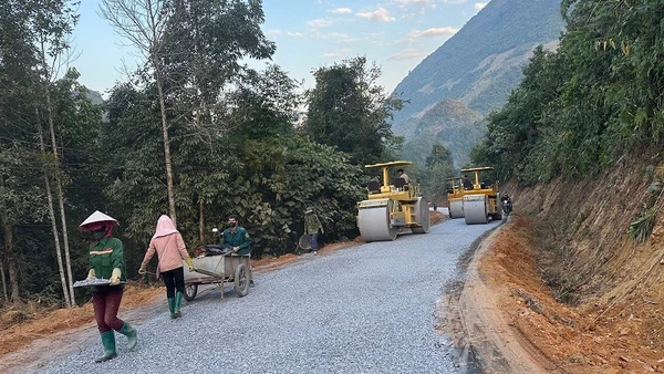 Người dân các bản Rạng Đông, bản Bon, Phảng Củ góp sức cùng đơn vị thi công đẩy nhanh tiến độ làm đường từ quốc lộ 6 nối các xã vùng khó ở tỉnh Điện Biên. 