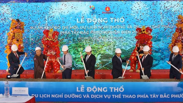 Phó Thủ tướng Chính phủ Nguyễn Văn Thắng cùng đại biểu các ngành thực hiện nghi lễ động thổ dự án Khu đô thị mới, du lịch nghỉ dưỡng và dịch vụ thể thao phía Tây Bắc phường Điện Biên Phủ.