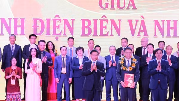 Phó Thủ tướng Chính phủ Nguyễn Văn Thắng cùng đồng chí Lê Văn Lương, Chủ tịch Ủy ban nhân dân tỉnh Điện Biên chúc mừng nhà đầu tư đã ký kết hợp tác đầu tư với Điện Biên.