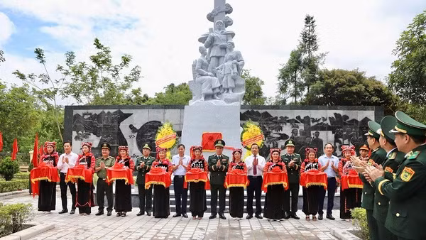Trung tướng Vũ Trung Kiên, Ủy viên Trung ương Đảng, Ủy viên Quân ủy Trung ương, Tư lệnh Bộ đội Biên phòng cùng các đồng chí lãnh đạo tỉnh Điện Biên, cán bộ chiến sĩ Bộ đội Biên phòng Điện Biên, nhân dân xã Sín Thầu cắt băng hoàn thành nâng cấp Khu tưởng niệm Anh hùng liệt sĩ Trần Văn Thọ.