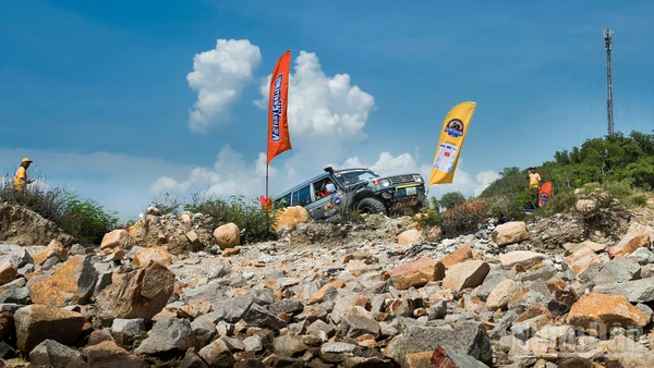 Ngày đẹp trời ở vùng biển Nha Trang, tạo điều kiện thuận lợi cho cuộc đua bắt đầu.