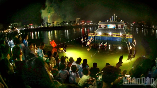 Toàn cảnh buổi biểu diễn rối nước tại ngày hội của địa phương.