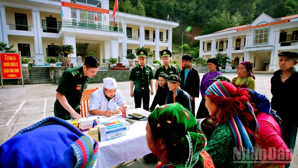 Đồn biên phòng Lũng Cú luôn đề cao công việc y tế với dân bản.