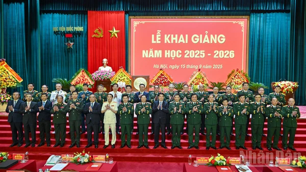 Chủ tịch nước Lương Cường với các đồng chí lãnh đạo Bộ Quốc phòng, Học viện Quốc phòng và đại biểu tại lễ khai giảng.