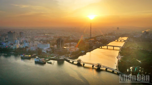 Chiều vàng trên Bến Ninh Kiều.