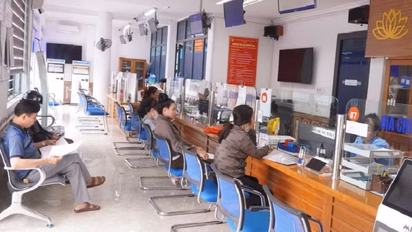 Cán bộ Trung tâm phục vụ hành chính công phường Điện Biên Phủ tiếp nhận yêu cầu giải quyết thủ tục hành chính của nhân dân. 