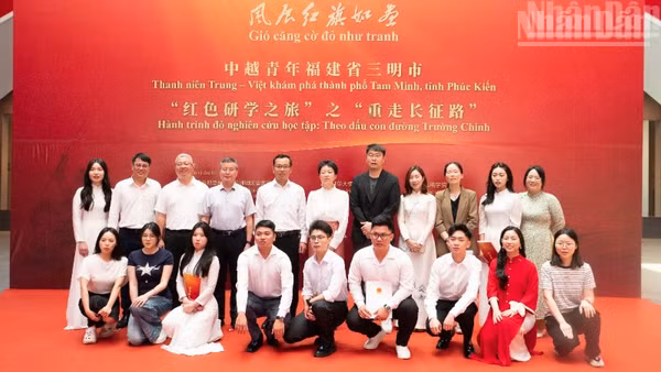 Các đại biểu chụp ảnh chung tại Lễ khởi động.