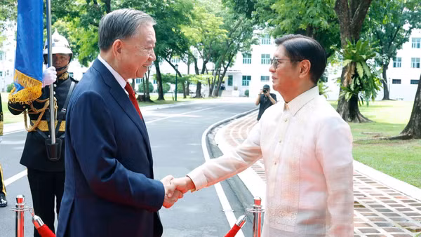 Tổng thống Philippines Ferdinand Romualdez Marcos Jr. đón Tổng Bí thư, Chủ tịch nước Tô Lâm. (Ảnh: TTXVN)