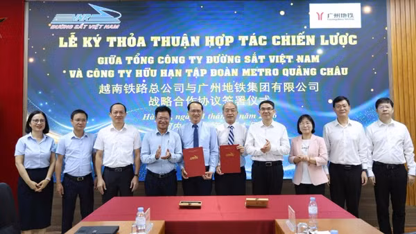 Lễ ký Thỏa thuận hợp tác chiến lược giữa Tổng công ty Đường sắt Việt Nam và Công ty hữu hạn Tập đoàn Metro Quảng Châu (Trung Quốc).