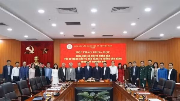 Các chuyên gia, nhà khoa học chụp ảnh kỷ niệm tại Hội thảo Khoa học xã hội và nhân văn với sứ mệnh bảo vệ nền tảng tư tưởng của Đảng trong kỷ nguyên mới, do Viện Hàn lâm Khoa học xã hội Việt Nam tổ chức, ngày 17/12/2025. (Ảnh: QUỲNH TRANG)
