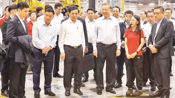 Tổng Bí thư, Chủ tịch nước Tô Lâm thăm Trung tâm Thử nghiệm Đường sắt Singapore. (Ảnh: TTXVN)