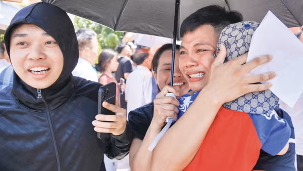 Giọt nước mắt và vòng tay của người thân trong ngày đoàn tụ của những người được đặc xá tại Trại giam Thanh Xuân, Hà Nội. (Ảnh: THẾ ĐẠI)