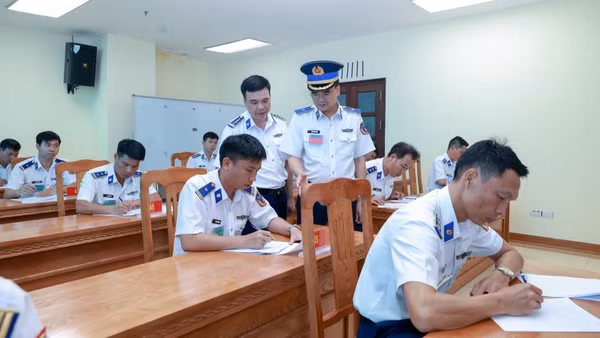Thiếu tướng Trần Văn Lượng, Phó Tư lệnh, Tham mưu trưởng Cảnh sát biển Việt Nam, Trưởng Ban tổ chức hội thi, theo dõi thí sinh thực hiện thi lý thuyết môn công tác Đảng-công tác chính trị.