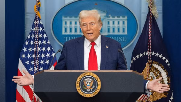 Tổng thống Mỹ Donald Trump phát biểu trong một cuộc họp báo tại Nhà Trắng. (Ảnh: THX/TTXVN)
