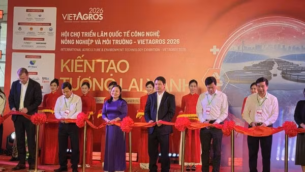 Đại biểu cắt băng khai mạc hội chợ.